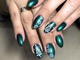 Новогодний маникюр с елочками и снежинками в зеленых тонах